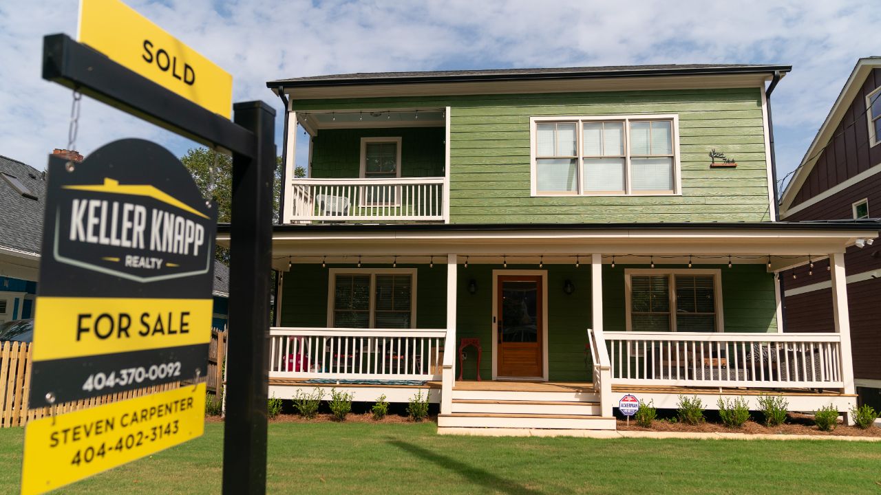 mortgage-rates-rise-for-third-straight-week,-hover-near-7%