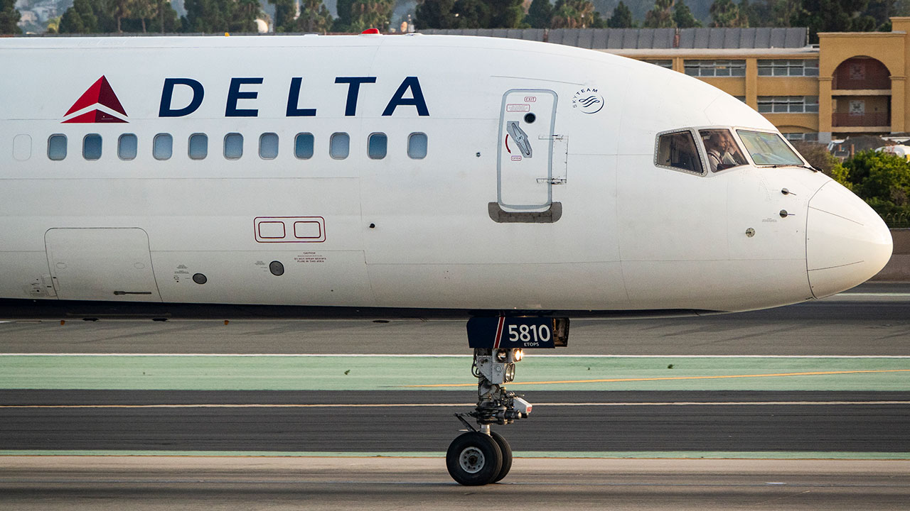 delta-plane-clips-empty-aircraft-during-pushback-at-atlanta-airport-causing-passenger-delays